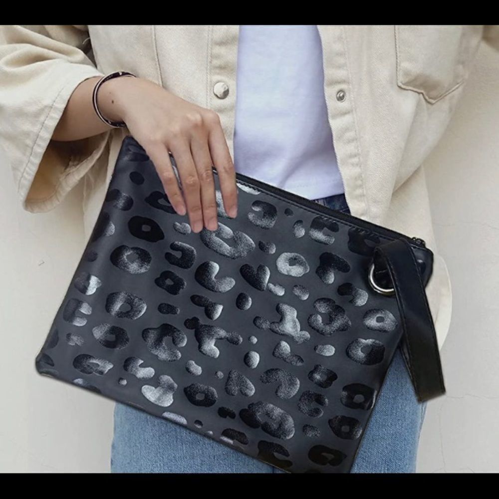 Cute wristlet Leopard Pattern in Black - Picture 5 of 10